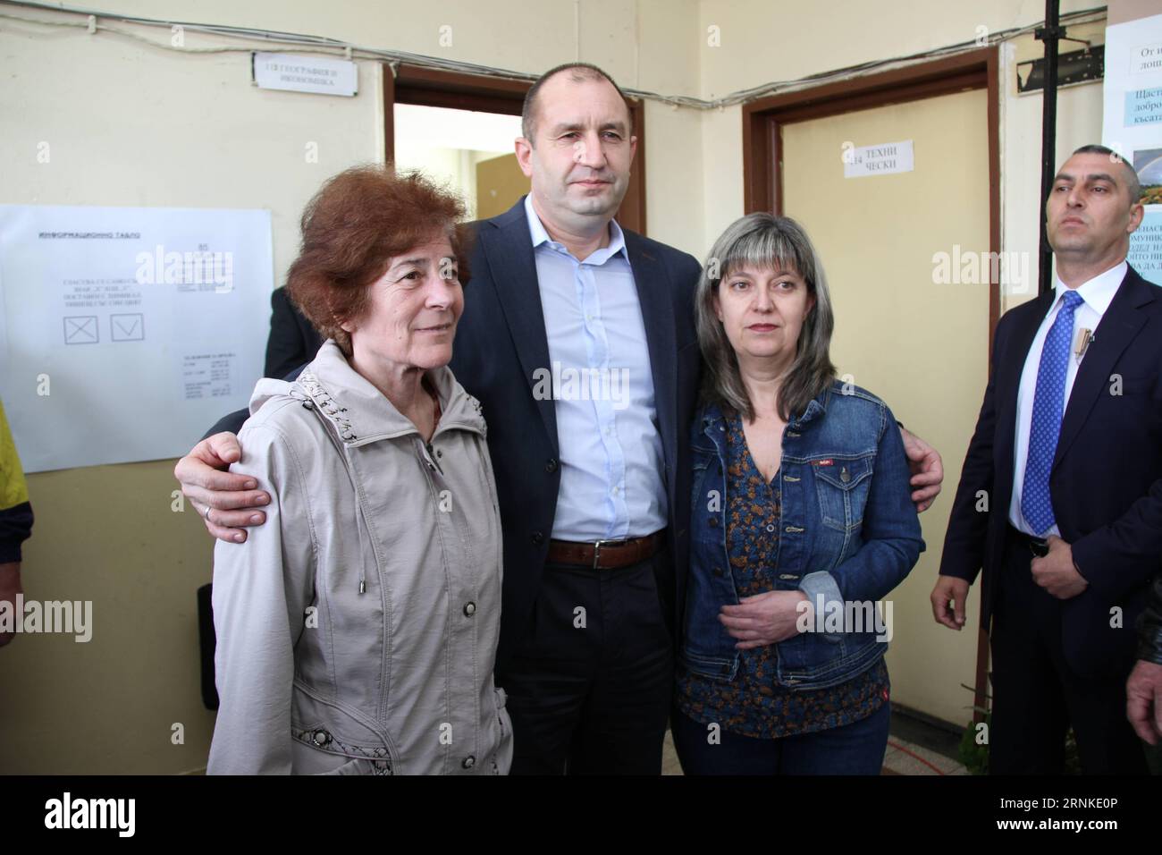 (170326) -- SOFIA, 26 mars 2017 -- le président bulgare rumen Radev (2e L, Front) pose avec des électeurs dans un bureau de vote à Sofia, capitale de la Bulgarie, le 26 mars 2017. Le parti de centre droit GERB est en tête des élections législatives en Bulgarie dimanche, remportant environ un tiers des voix, selon les sondages annoncés à la chaîne de télévision nationale bulgare. BULGARIE-SOFIA-ELECTIONS PARLEMENTAIRES ZhanxXiaoyi PUBLICATIONxNOTxINxCHN Sofia Mars 26 2017 le Président bulgare rumen Radev 2e le Front pose avec des électeurs À un bureau de vote à Sofia capitale de la Bulgarie LE 26 20 mars Banque D'Images