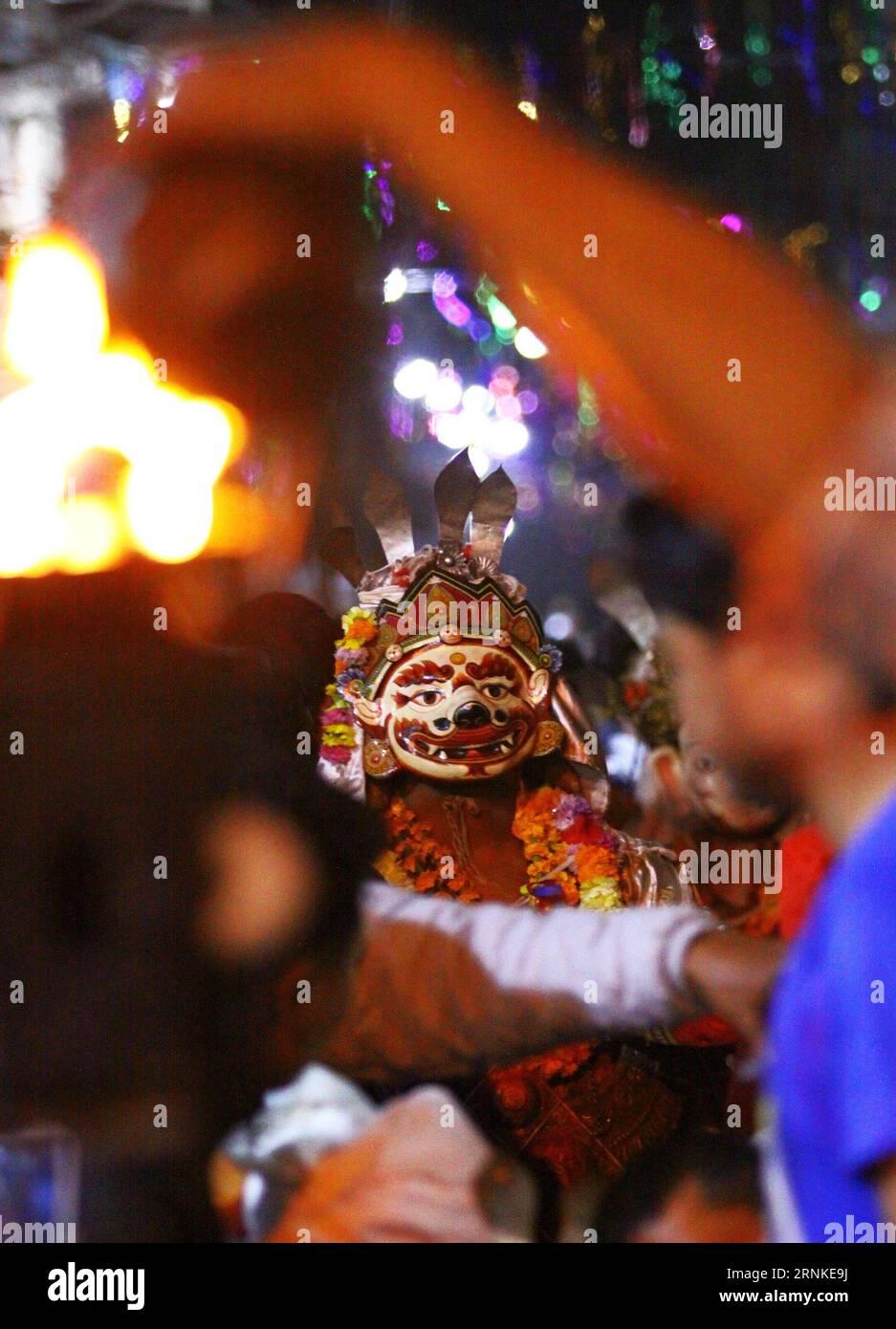 (170327) -- KATMANDOU, le 27 mars 2017 -- Une danseuse masquée déguisée en divinités interprète Devi Dance pour marquer le traditionnel Ghode Jatra, ou festival de courses de chevaux à Katmandou, Népal, le 26 mars 2017.) (lrz) NÉPAL - KATMANDOU - GHODE JATRA FESTIVAL - DEVI DANSE SunilxSharma PUBLICATIONxNOTxINxCHN Katmandou Mars 27 2017 une danseuse masquée déguisée en divinités interprète Devi danse pour marquer le traditionnel Ghode Jatra ou Festival de courses de chevaux à Katmandou Népal Mars 26 2017 lrz Népal Kathmandu Ghode Jatra Festival Devi danse SunilxSharma PUBLICATIONxNOTxINxCHN Banque D'Images