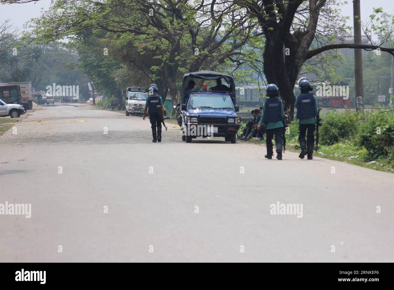 (170327) -- DHAKA, le 27 mars 2017 -- la police du Bangladesh garde une route principale déserte dans la ville portuaire du Bangladesh, Chittagong, le 27 mars 2017. L'opération Twilight, destinée à faire éclater une tanière militante menée par des forces conjointes dirigées par le bataillon Para-Commando de l'armée du Bangladesh lundi, a déversé son quatrième jour depuis vendredi, faisant jusqu'à présent huit morts, y compris des policiers et deux militants.) (zy) BANGLADESH-CHITTAGONG-OPERATION-MILITANT-HIDEOUT Rabby PUBLICATIONxNOTxINxCHN Dhaka Mars 27 2017 Garde de police du Bangladesh une route principale déserte au Bangladesh S Seaport City Chittagong LE 27 2017 mars opération Banque D'Images