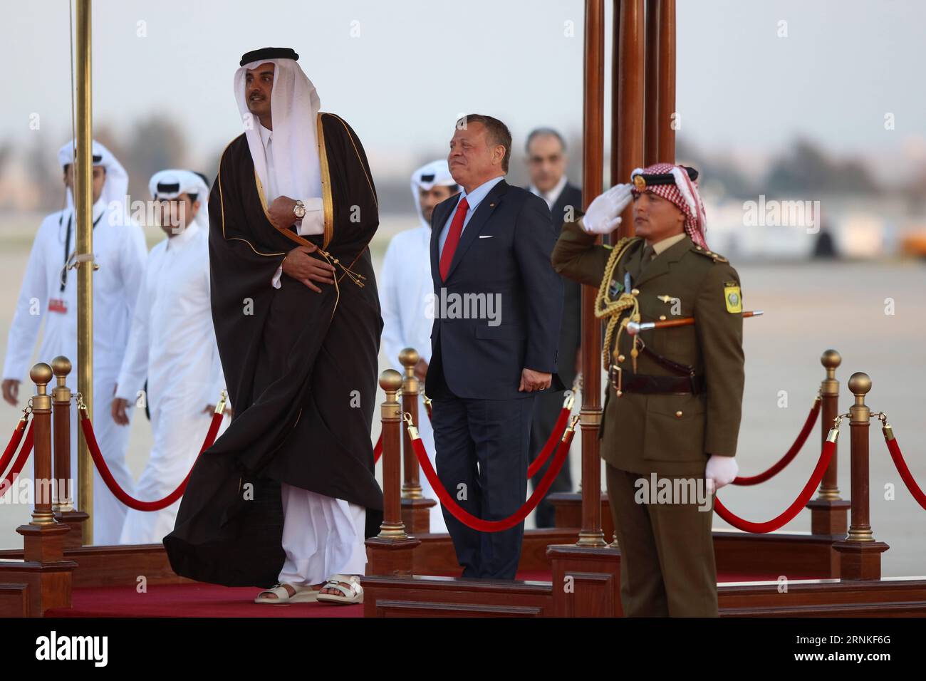 (170328) -- AMMAN, le 28 mars 2017 -- l'émir Cheikh Tamim bin Hamad al-Thani (L, front) est accueilli par le Roi Abdullah II (C) lors d'une cérémonie à l'aéroport international Reine Alia à Amman, capitale de la Jordanie, le 28 mars 2017. Le 28e Sommet de la Ligue des États arabes (LEA) se tiendra mercredi dans la région de la mer Morte en Jordanie. ) JORDANIE-AMMAN-LIGUE ARABE-SOMMET-QATAR-EMIR MohammadxAbuxGhosh PUBLICATIONxNOTxINxCHN Amman Mars 28 2017 Qatar S Emir Sheikh Tamim am Hamad Al Thani l Front EST ACCUEILLI par Jordanie S Roi Abdullah II C lors d'une cérémonie de réception À TH Banque D'Images