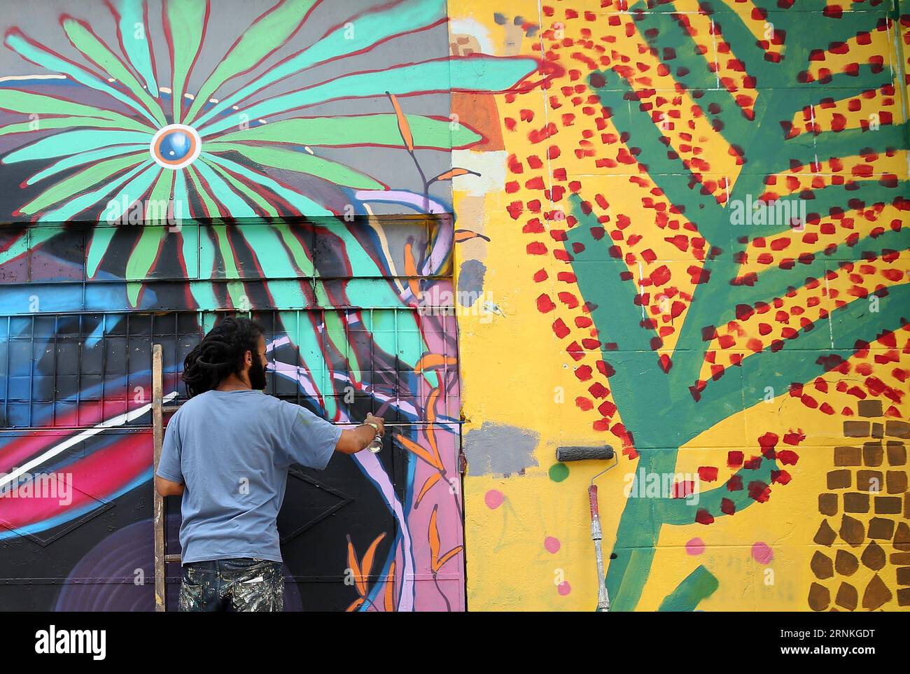 (170330) -- SAO PAULO, 30 mars 2017 -- Un graffiti brésilien peint le mur de la Batman s Alley à Sao Paulo, Brésil, le 29 mars 2017. Batman s Alley est une destination touristique populaire en raison de la forte concentration de graffitis qui bordent les rues.) (Sxk) BRÉSIL-SAO PAULO-GRAFFITI LixMing PUBLICATIONxNOTxINxCHN Sao Paulo Mars 30 2017 un artiste graffiti brésilien peint le mur À la Batman S Alley à Sao Paulo Brésil Mars 29 2017 Batman S Alley EST une destination touristique populaire en raison de la concentration dense de Graffiti Thatcher Line les rues sxk Brésil Sao Paul Banque D'Images