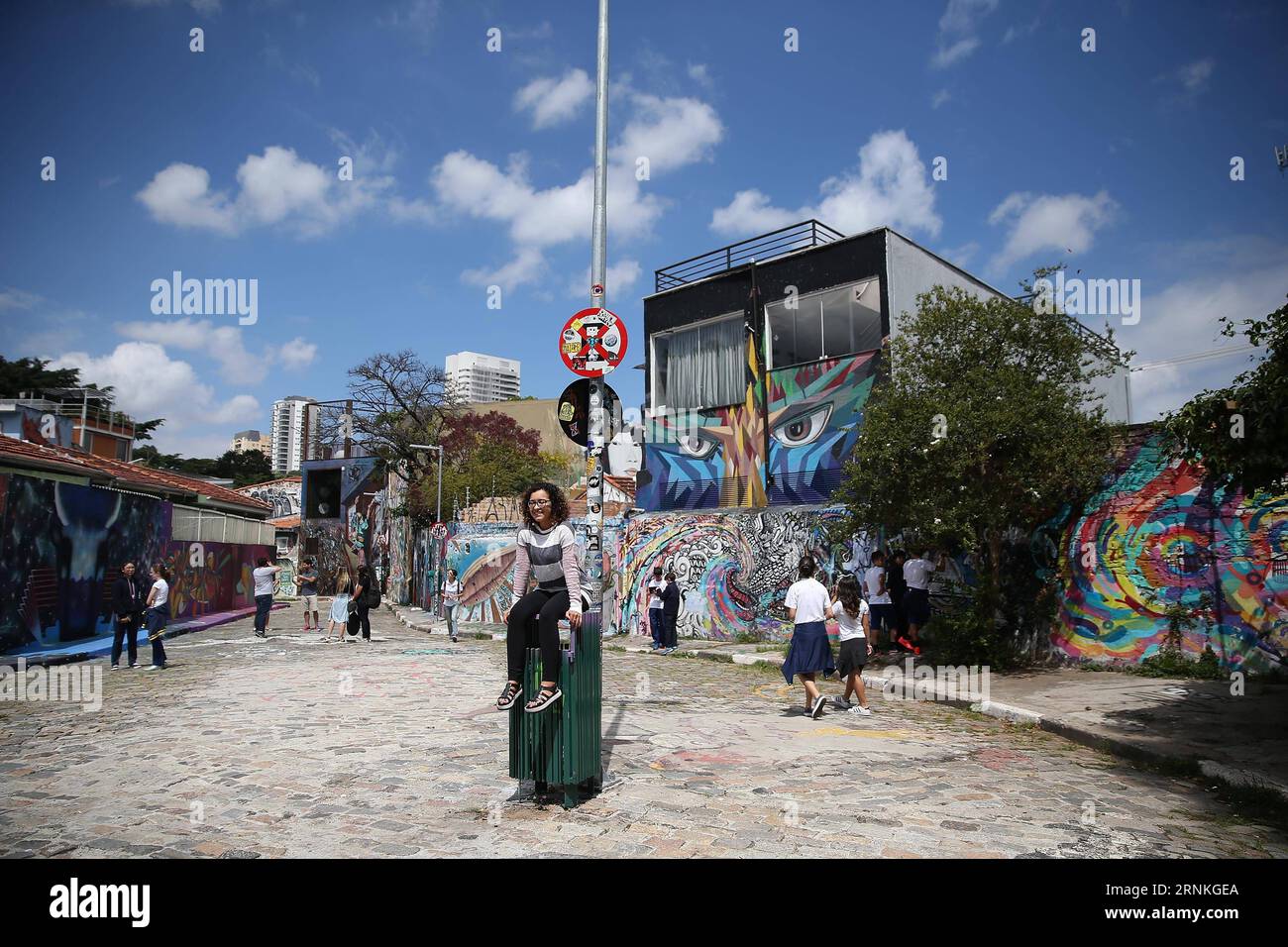 (170330) -- SAO PAULO, 30 mars 2017 -- Un touriste pose pour des photos à la Batman s Alley à Sao Paulo, Brésil, le 29 mars 2017. Batman s Alley est une destination touristique populaire en raison de la forte concentration de graffitis qui bordent les rues.) (Sxk) BRÉSIL-SAO PAULO-GRAFFITI LixMing PUBLICATIONxNOTxINxCHN Sao Paulo Mars 30 2017 un touriste pose pour les photos À la Batman S Alley à Sao Paulo Brésil Mars 29 2017 Batman S Alley EST une destination touristique populaire en raison de la concentration dense de Graffiti Thatcher Line les rues sxk Brésil Sao Paulo Graffiti LixMing PUBLICATIONxNOT Banque D'Images