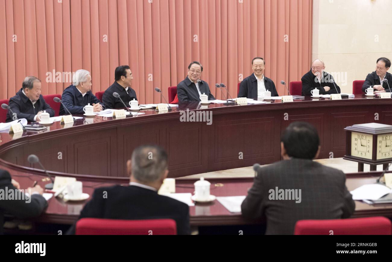 (170330) -- BEIJING, 30 mars 2017 -- Yu Zhengsheng (C), président du Comité national de la Conférence consultative politique du peuple chinois (CCPPC), préside une séance de consultation bimensuelle sur les moyens d'améliorer la réglementation du commerce électronique à Beijing, capitale de la Chine, le 30 mars 2017.) (lfj) CHINA-BEIJING-YU ZHENGSHENG-CONSULTATION SESSION (CN) DingxHaitao PUBLICATIONxNOTxINxCHN Beijing Mars 30 2017 Yu Zheng Sheng C Président de la Conférence consultative politique des célébrités chinoises (CPPCC) Président du Comité national de la CCPPC sur une session de consultation bimensuelle SUR les moyens d'améliorer la réglementation Banque D'Images