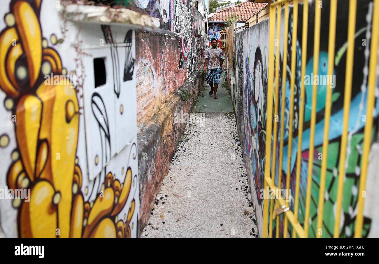 (170330) -- SAO PAULO, 30 mars 2017 -- Un homme marche à la Batman s Alley à Sao Paulo, Brésil, le 29 mars 2017. Batman s Alley est une destination touristique populaire en raison de la forte concentration de graffitis qui bordent les rues.) (Sxk) BRÉSIL-SAO PAULO-GRAFFITI LixMing PUBLICATIONxNOTxINxCHN Sao Paulo Mars 30 2017 un homme marche À la Batman S Alley à Sao Paulo Brésil LE 29 2017 Mars Batman S Alley EST une destination touristique populaire en raison de la concentration dense de Graffiti Thatcher Line les rues sxk Brésil Sao Paulo Graffiti LixMing PUBLICATIONxNOTxINxCHN Banque D'Images