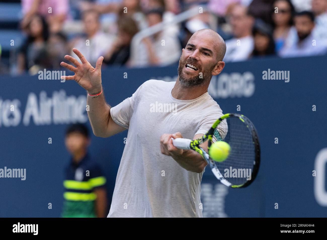 New York, États-Unis. 01 septembre 2023. Adrian Mannarino, de France, revient au 3e tour contre Frances Tiafoe, des États-Unis, aux US Open Championships au Billie Jean King tennis Center à New York, le 1 septembre 2023. Tiafoe a gagné en quatre sets. (Photo de Lev Radin/Sipa USA) crédit : SIPA USA/Alamy Live News Banque D'Images