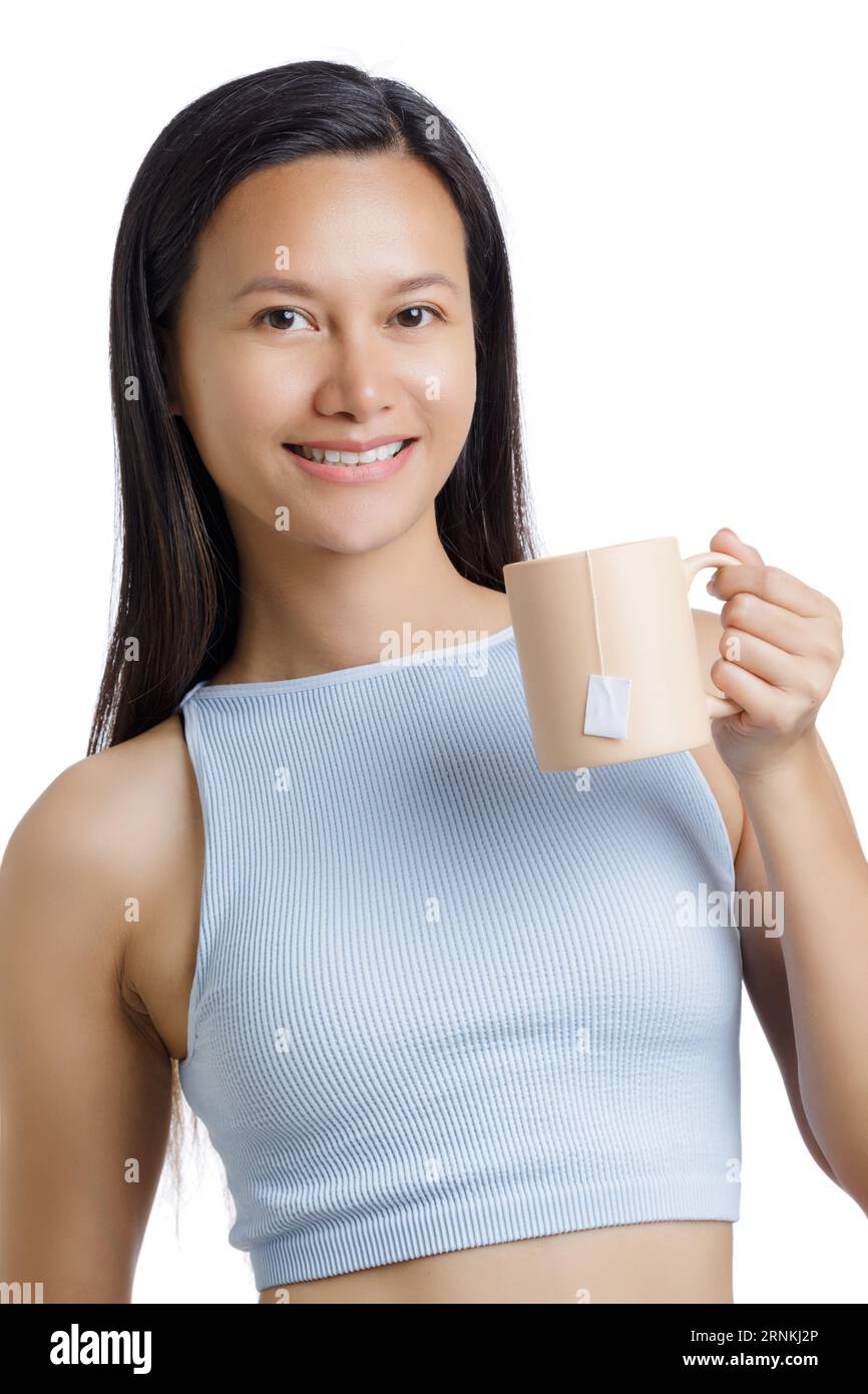 Belle femme asiatique buvant une tasse Healthy Tan de thé chaud isolé sur un fond blanc avec espace copie Banque D'Images