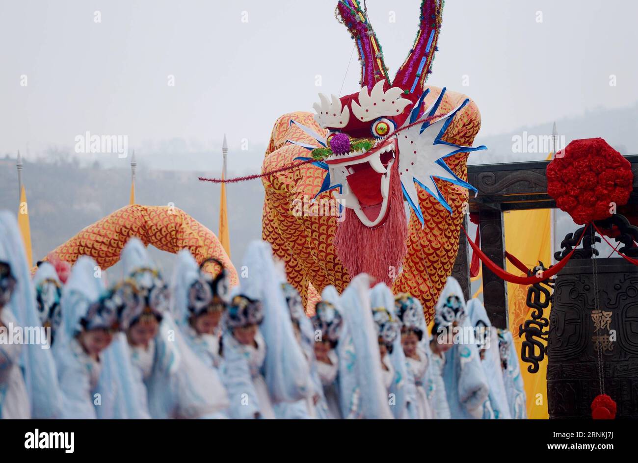 (170404) -- HUANGLING, 4 avril 2017 -- Une sculpture de dragon est vue lors d'une cérémonie commémorative pour adorer l'empereur jaune qui, selon la légende, régnait il y a près de 5 000 ans et est considéré comme l'ancêtre de tous les Chinois, dans le comté de Huangling, dans la province du Shaanxi du nord-ouest de la Chine, le 4 avril 2017. Plus de 10 000 personnes ont assisté à la cérémonie le mardi qui est aussi la fête de Qingming, ou le jour du balayage des tombes. ) (lfj) CHINA-SHAANXI-YELLOW EMPEROR-CEREMONY (CN) LixYibo PUBLICATIONxNOTxINxCHN Huang Ling avril 4 2017 une sculpture de dragon EST des lacs lors d'une cérémonie commémorative pour célébrer l'EMP jaune Banque D'Images