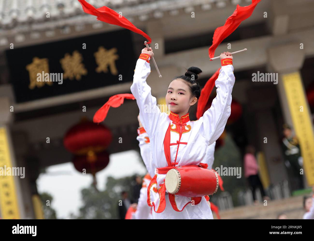 (170404) -- HUANGLING, 4 avril 2017 -- les artistes dansent lors d'une cérémonie commémorative pour adorer l'empereur jaune qui, selon la légende, régnait il y a près de 5 000 ans et est considéré comme l'ancêtre de tous les Chinois, dans le comté de Huangling, province du Shaanxi au nord-ouest de la Chine, le 4 avril 2017. Plus de 10 000 personnes ont assisté à la cérémonie le mardi qui est aussi la fête de Qingming, ou le jour du balayage des tombes. ) (lfj) CHINA-SHAANXI-YELLOW EMPEROR-CEREMONY (CN) LixYibo PUBLICATIONxNOTxINxCHN Huang Ling avril 4 2017 artistes dansent lors d'une cérémonie commémorative pour vénérer l'Empereur jaune qui selon Banque D'Images