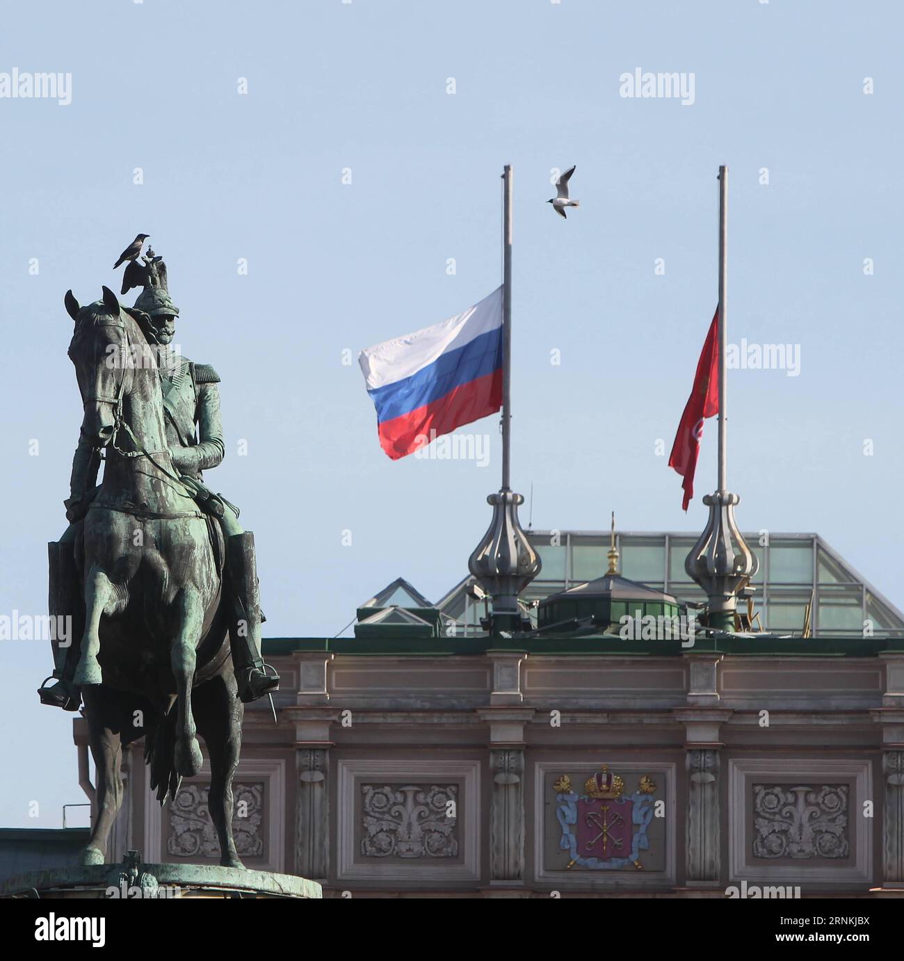 (170404) -- SAINT-PÉTERSBOURG, le 4 avril 2017 -- le drapeau national russe (L) et le drapeau de Saint-PÉTERSBOURG Petersburg vole en Berne au sommet de St. Assemblée législative de Petersburg en hommage aux victimes d'une explosion dans le métro de Saint-Pétersbourg, à St. Petersburg, Russie, le 4 avril 2017. L'attentat à la bombe dans le métro de St. Petersburg lundi a tué 14 personnes, a déclaré mardi la ministre russe de la Santé Veronika Skvortsova. ) (Sxk) RUSSIE-SAINT-PÉTERSBOURG-ATTAQUE-DEMI-MÂT LuxJinbo PUBLICATIONxNOTxINxCHN Saint-Pétersbourg avril 4 2017 le drapeau national russe l et le drapeau de Saint-Pétersbourg volent À Ha Banque D'Images