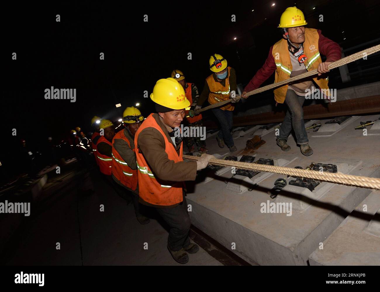 (170406) -- XI AN, 6 avril 2017 -- des ouvriers travaillent sur le chantier de construction d'un chemin de fer à grande vitesse dans la ville de Baoji, dans la province du Shaanxi, au nord-ouest de la Chine, le 6 avril 2017. La construction de la ligne de chemin de fer reliant Baoji et Lanzhou dans la province voisine du Gansu a achevé la pose du rail jeudi. (wf) CHINA-SHAANXI-RAILWAY-CONSTRUCTION (CN) LixYibo PUBLICATIONxNOTxINxCHN Xi à avril 6 2017 travailleurs travaillent SUR le chantier de construction d'un chemin de fer à grande vitesse dans la ville de Baoji Nord-Ouest de la Chine S Shaanxi province avril 6 2017 Construction de la ligne de chemin de fer reliant Baoji et Lanzhou dans la province voisine de Gansu Banque D'Images