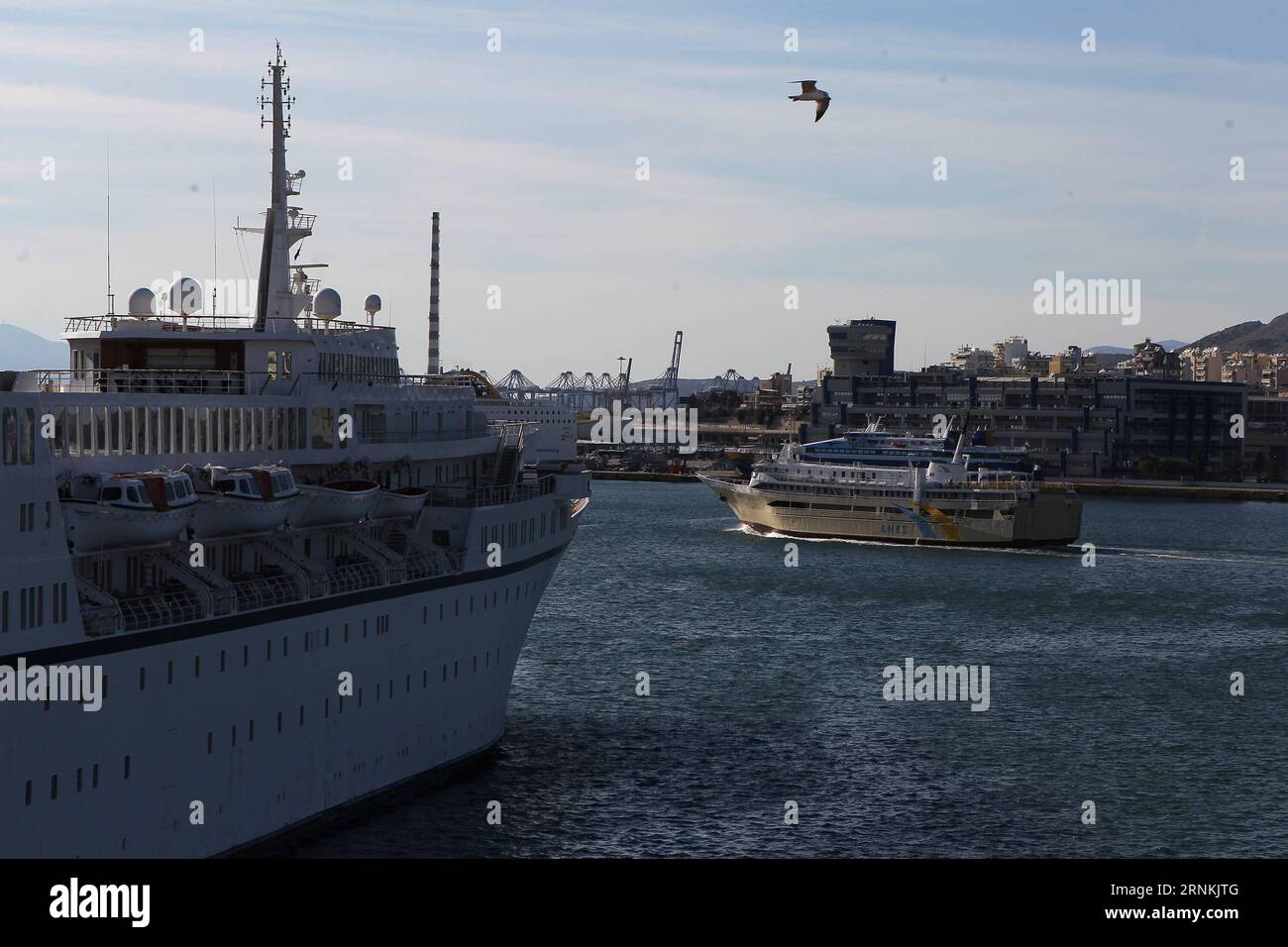 (170406) -- ATHÈNES, 6 avril 2017 -- une photo prise le 17 mars 2017 montre une partie du terminal de l'Autorité portuaire du Pirée en Grèce. En Chine, COSCO (China Ocean Shipping Group Company) a acquis une participation majoritaire dans l Autorité portuaire du Pirée par l intermédiaire de la Bourse d Athènes en avril 2016. (rh) GRÈCE-ATHÈNES-PIRÉE PORT MariosxLolos PUBLICATIONxNOTxINxCHN Athènes avril 6 2017 photo prise LE 17 2017 mars montre une partie du terminal de l'Autorité portuaire du Pirée en Grèce China S Cosco China Ocean Shipping Group Company a acquis une participation majoritaire dans l'Autorité portuaire du Pirée par le biais de l'Athens Stick Exchange in Banque D'Images