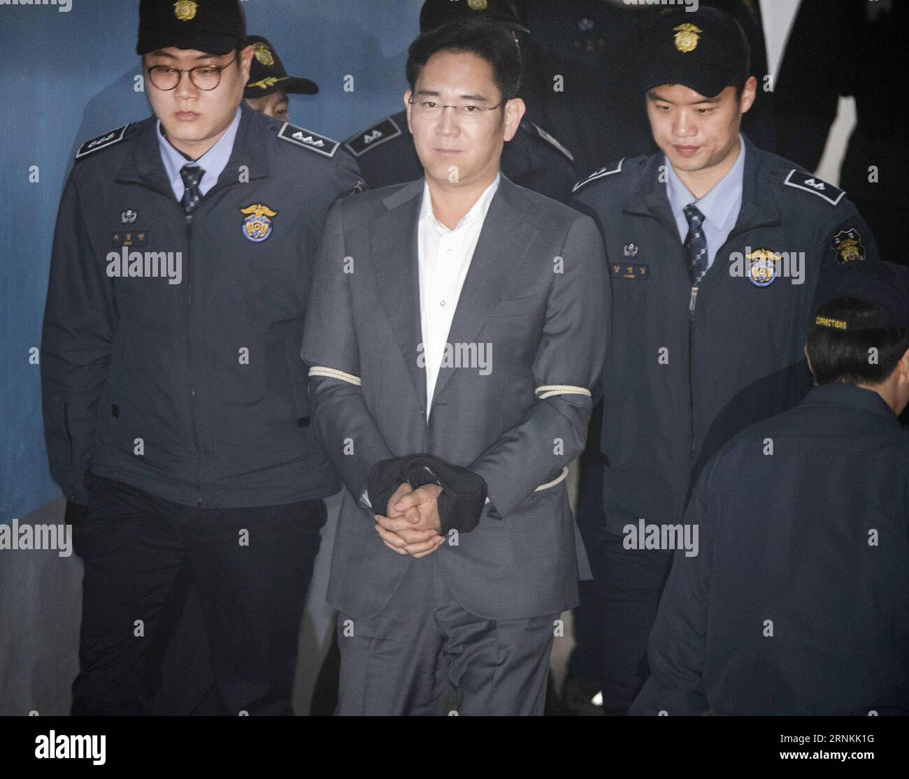 170407 -- SÉOUL, le 7 avril 2017 -- Lee Jae-yong, vice-président de Samsung Electronics, arrive pour un procès au tribunal de district central de Séoul, à Séoul, en Corée du Sud, le 7 avril 2017. Un tribunal sud-coréen a tenu vendredi le premier procès sur Samsung Heir pour corruption impliquant le président mis en accusation Park Geun-hye et son confident de longue date Choi Soon-sil. hy CORÉE DU SUD-SÉOUL-SAMSUNG-VICE-PRÉSIDENT-COUR LeexSang-ho PUBLICATIONxNOTxINxCHN Banque D'Images