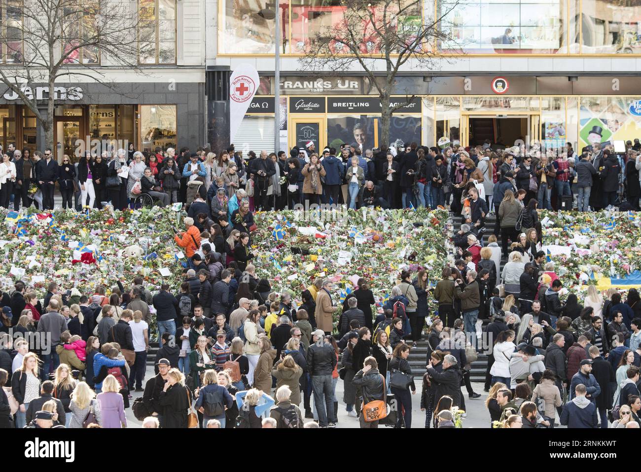 (170410) -- STOCKHOLM, le 10 avril 2017 -- les gens présentent leurs condoléances pour les victimes de l'attentat perpétré à Stockholm, en Suède, le 9 avril 2017. Un camion a percuté des gens dans une rue du centre de Stockholm avant de s'écraser dans un grand magasin vendredi, tuant quatre personnes et en blessant 15 autres. Neuf blessés sont toujours hospitalisés. ) (djj) SUÈDE-STOCKHOLM-ATTAQUE DE CAMION-CONDOLÉANCES ShixTiansheng PUBLICATIONxNOTxINxCHN Stockholm avril 10 2017 des célébrités PRÉSENTENT leurs condoléances pour les victimes de l'attaque de camion à Stockholm Suède avril 9 2017 un camion a percuté des célébrités SUR un Central Stoc Banque D'Images