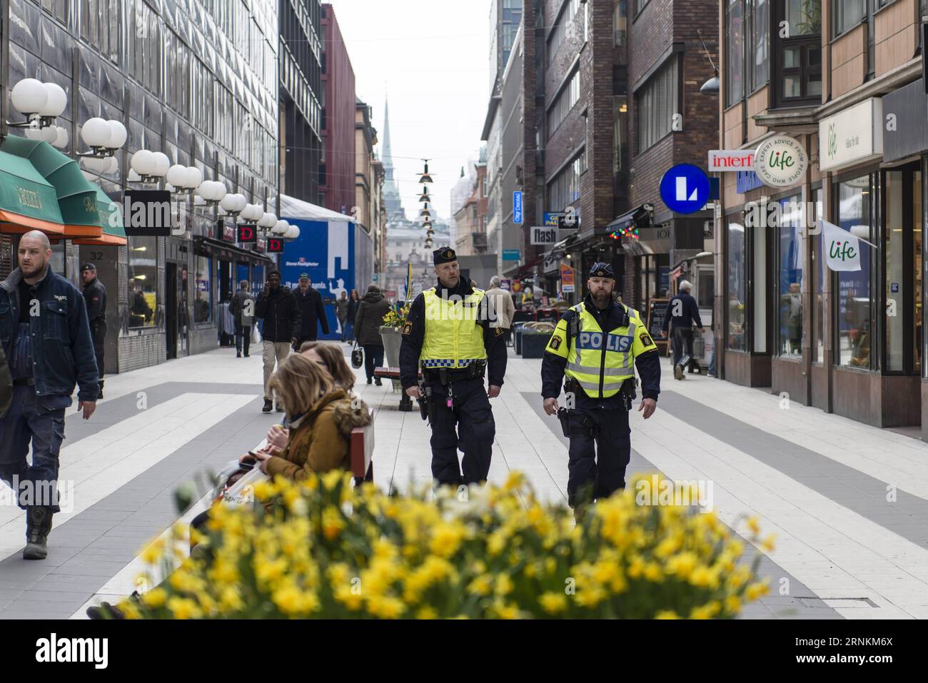 (170410) -- STOCKHOLM, le 10 avril 2017 -- patrouille de police dans une rue le premier jour ouvrable après l'attaque par camion dans le centre de Stockholm, capitale de la Suède, le 10 avril 2017. La police a été renforcée lundi à Stockholm après qu'un camion volé ait percuté des gens dans une rue du centre de Stockholm avant de s'écraser dans un grand magasin vendredi dernier, tuant quatre personnes et en blessant 15 autres.) (Jmmn) SUÈDE-STOCKHOLM-SITE D'ATTAQUE PAR CAMION ShixTiansheng PUBLICATIONxNOTxINxCHN Stockholm avril 10 2017 patrouille de police DANS une rue LE premier jour ouvrable après l'attaque par camion dans la capitale centrale de Stockholm Banque D'Images