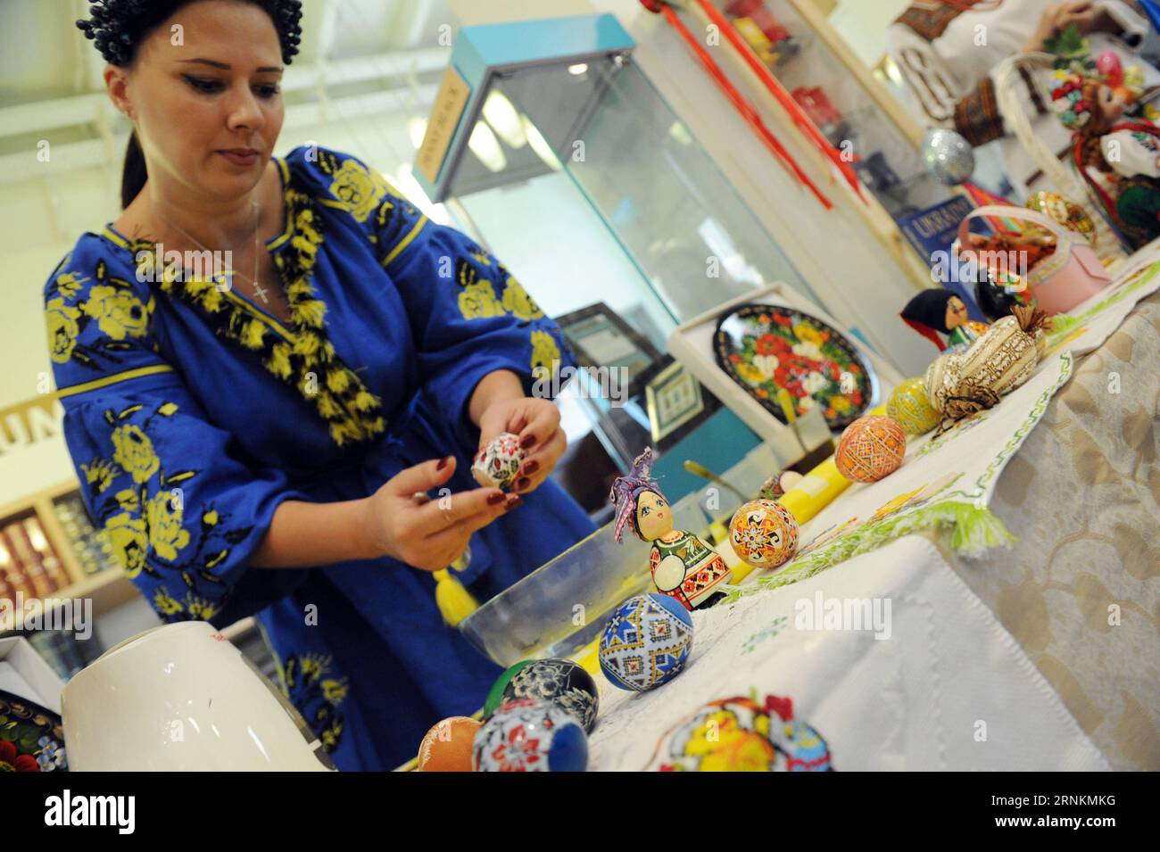 (170411) -- SINGAPOUR, le 11 avril 2017 -- Un bénévole de la communauté ukrainienne de Singapour présente le processus de fabrication des oeufs de Pâques au Musée philatélique de Singapour le 11 avril 2017. L'exposition présente une collection de 148 œufs précieux du Musée national du Liechtenstein. (wtc) SINGAPORE-PHILATELIC MUSEUM-EXHIBITION-EASTER EGG ThenxChihxWey PUBLICATIONxNOTxINxCHN 170411 Singapour avril 11 2017 un volontaire de la communauté ukrainienne de Singapour démontre le processus de fabrication des oeufs de Pâques au Singapore Philatelic Museum LE 11 2017 avril, l'exposition présente une collection de Banque D'Images