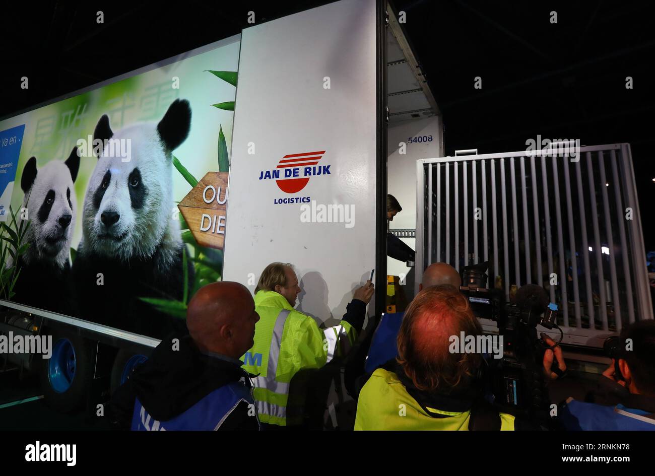 (170413) -- AMSTERDAM, le 13 avril 2017 -- des membres du personnel transportent un panda sur un camion à l'aéroport Schiphol à Amsterdam, pays-Bas, le 12 avril 2017. Wu Wen et Xing ya, deux pandas géants chinois sont arrivés mercredi soir à l’aéroport Schiphol d’Amsterdam pour un séjour de 15 ans dans un zoo néerlandais, faisant des pays-Bas le septième pays européen qui accueille cet adorable ours noir et blanc en voie de disparition.) (zy) PAYS-BAS-AMSTERDAM-PANDAS GÉANTS GongxBing PUBLICATIONxNOTxINxCHN Amsterdam avril 13 2017 des membres du personnel transportent un panda sur un camion À L'aéroport Schiphol d'Amsterdam pays-Bas O Banque D'Images