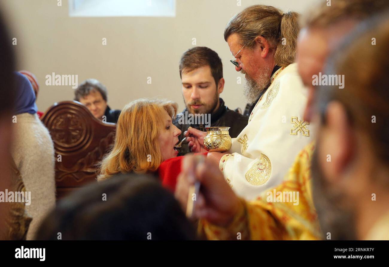 (170416) -- SVILAJNAC, 16 avril 2017 -- une femme reçoit la communion, un sacrement chrétien dans lequel le pain consacré et le vin sont consommés comme symboles pour la réalisation d’une Union spirituelle entre le Christ et le communicant, lors d’une messe de Pâques dans l’église St Nikola de la ville de Svilajnac, dans l’est de la Serbie, le 16 avril 2017. Les Serbes orthodoxes observent Pâques selon l'ancien calendrier Julien qui tombe cette année le 16 avril. (yk) SERBIE-SVILAJNAC-MESSE DE PÂQUES PredragxMilosavljevic PUBLICATIONxNOTxINxCHN avril 16 2017 une femme reçoit communion un sacrement chrétien dans lequel DU PAIN est consacré Banque D'Images