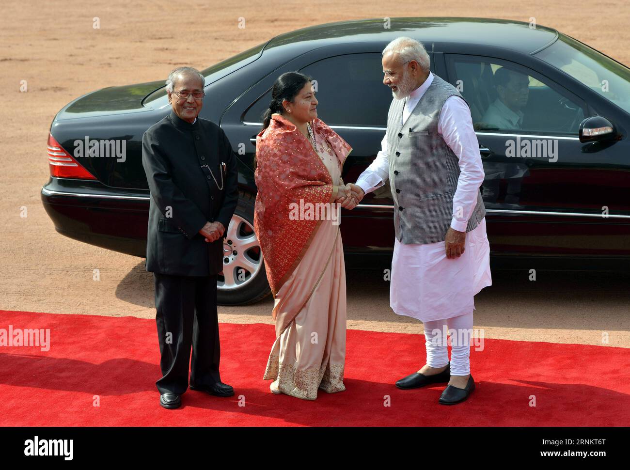 (170418) -- NEW DELHI, 18 avril 2017 () -- le président indien Pranab Mukherjee (G) et le premier ministre Narendra Modi (D) accueillent le président népalais Bidya Devi Bhandari lors d'une réception au palais présidentiel indien à New Delhi, en Inde, le 18 avril 2017. Bidhya Devi Bhandari est en visite de cinq jours en Inde. (/Partha Sarkar) (dtf) INDE-NOUVEAU DELHI-PRÉSIDENT NÉPALAIS-VISITE Xinhua PUBLICATIONxNOTxINxCHN New Delhi avril 18 2017 le président indien Pranab Mukherjee l et les premiers ministres Narendra modes r Bienvenue au président népalais Bidya Devi Bhandari lors d'une réception AU palais présidentiel indien à New de Banque D'Images