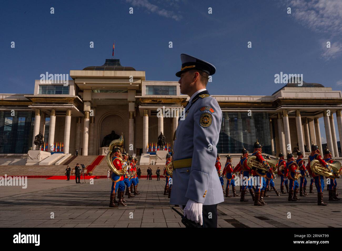 CORRECTS SPELLING OF MONGOLIAN PRESIDENT'S FIRST NAME - Security personnel stand guard during a welcoming ceremony with Mongolian President Ukhnaagiin Khurelsukh and Pope Francis on Sukhbaatar Square in Ulaanbaatar, Mongolia on Saturday, Sept. 2, 2023. (AP Photo/Louise Delmotte) Banque D'Images