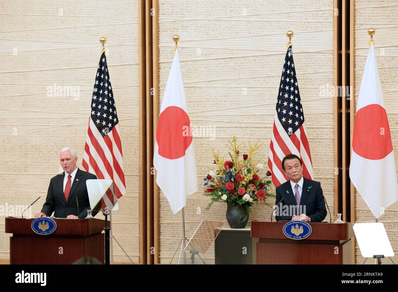 (170418) -- TOKYO, le 18 avril 2017 -- le vice-président américain Mike Pence (à gauche) et le vice-premier ministre japonais Taro Aso assistent à une conférence de presse à Tokyo, au Japon, le 18 avril 2017. (rh) JAPON-TOKYO-États-Unis-MIKE PENCE-VISITE MaxPing PUBLICATIONxNOTxINxCHN Tokyo avril 18 2017 le vice-président Mike Pence l et le vice-premier ministre japonais Taro Aso assistent à une conférence de presse à Tokyo Japon LE 18 2017 avril RH Japon Tokyo Tokyo U S Mike Pence visite MaxPing PUBLICATIONxNOTxINxCHN Banque D'Images
