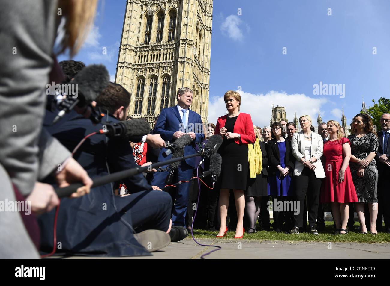 (170420) -- LONDRES, le 20 avril 2017 -- le chef du Parti national écossais (SNP) et premier ministre écossais Nicola Sturgeon (R, avant) s'entretient devant les chambres du Parlement avec le chef adjoint du SNP, Angus Robertson, à Londres, en Grande-Bretagne, le 19 avril 2017. Les députés de la Chambre des communes britannique ont donné leur soutien mercredi à l'appel de la première ministre Theresa May pour la tenue d'élections générales anticipées le 8 juin. GRANDE-BRETAGNE-LONDRES-ÉLECTION TimxIreland PUBLICATIONxNOTxINxCHN Londres avril 20 2017 le chef du Parti national écossais SNP et les premiers ministres écossais Nicola Sturgeon r Front prennent la parole devant le Ho Banque D'Images