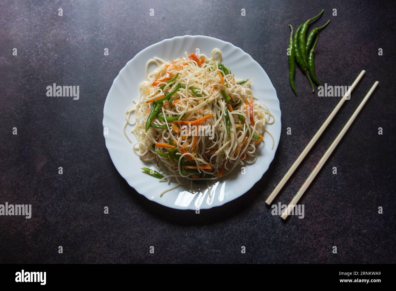 Nouilles de légumes prêtes à manger dans une assiette. Vue de dessus. Banque D'Images