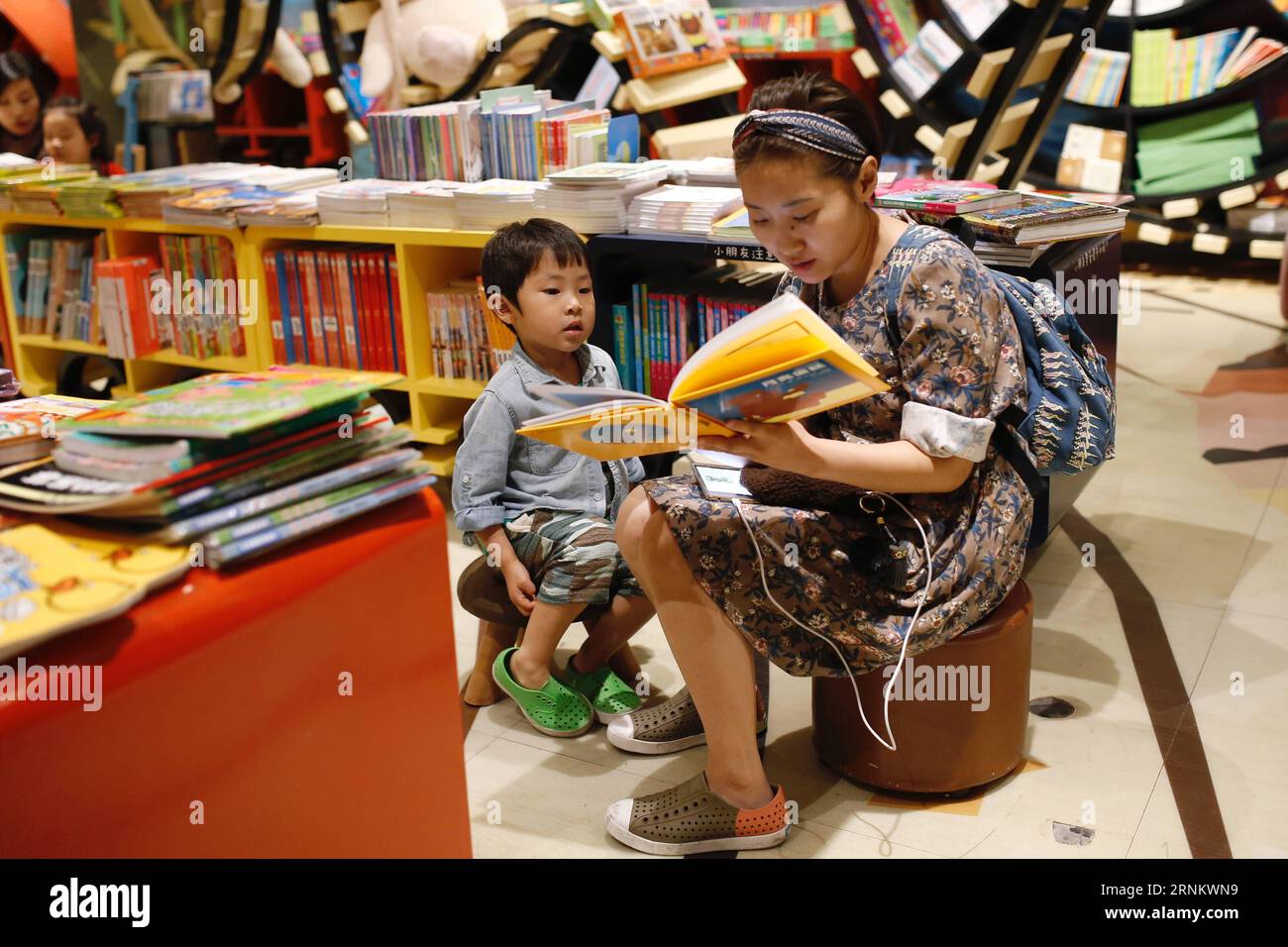 (170421) -- HANGZHOU, le 21 avril 2017 -- un adulte a lu des livres avec un enfant à la librairie Zhongshuge à Hangzhou, capitale de la province du Zhejiang de l'est de la Chine, le 21 avril 2017. La librairie compromettait les éléments du parc d'attractions, tels que les montagnes russes, les montgolfières, les manèges, et attirait de nombreux enfants et les membres de leur famille.) (Zhs) CHINA-HANGZHOU-BOOKSHOP (CN) ZhangxCheng PUBLICATIONxNOTxINxCHN Hangzhou avril 21 2017 pour adultes Lire des livres avec un enfant À Zhongshuge Bookshop à Hangzhou capitale de l'est de la Chine S Zhejiang province avril 21 2017 la librairie a compromis l'Elem Banque D'Images