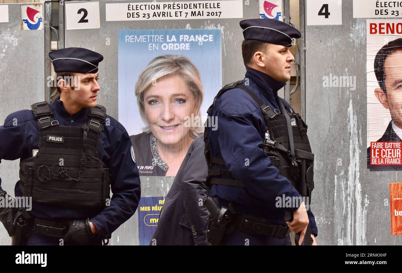 (170423) -- PARIS, le 23 avril 2017 -- la police monte la garde lors de l'élection présidentielle française à Paris, France, le 23 avril 2017. Des millions d'électeurs français ont commencé à voter dès le premier tour de l'élection présidentielle dimanche matin dans une atmosphère d'incertitude. (zw) FRANCE-ÉLECTION PRÉSIDENTIELLE-PREMIER TOUR LixGenxing PUBLICATIONxNOTxINxCHN Paris avril 23 2017 Garde de police lors de l'ÉLECTION présidentielle française à Paris France avril 23 2017 des millions d'électeurs français ont commencé à déposer leurs bulletins de vote au premier tour de L'ÉLECTION présidentielle dimanche matin au milieu de la veille Banque D'Images