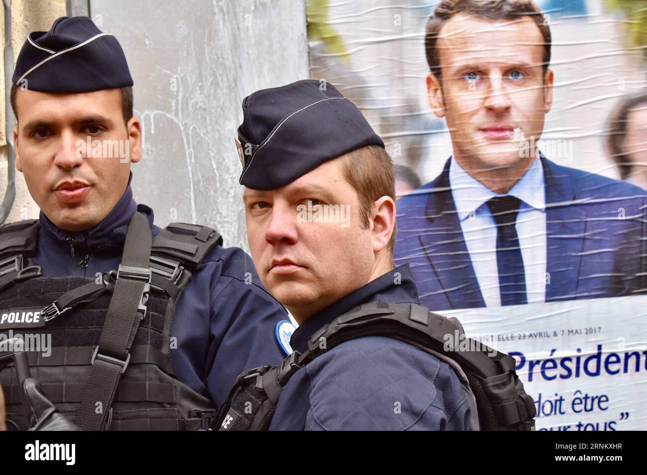 Bilder des Tages (170423) -- PARIS, le 23 avril 2017 -- la police monte la garde lors de l'élection présidentielle française à Paris, France, le 23 avril 2017. Des millions d'électeurs français ont commencé à voter dès le premier tour de l'élection présidentielle dimanche matin dans une atmosphère d'incertitude. (zw) FRANCE-ÉLECTION PRÉSIDENTIELLE-PREMIER TOUR LixGenxing PUBLICATIONxNOTxINxCHN Images la journée Paris 23 2017 avril Garde de police lors de l'ÉLECTION présidentielle française à Paris France 23 2017 avril des millions d'électeurs français ont commencé à lancer leur bulletin de vote au premier tour de la présidentielle Banque D'Images