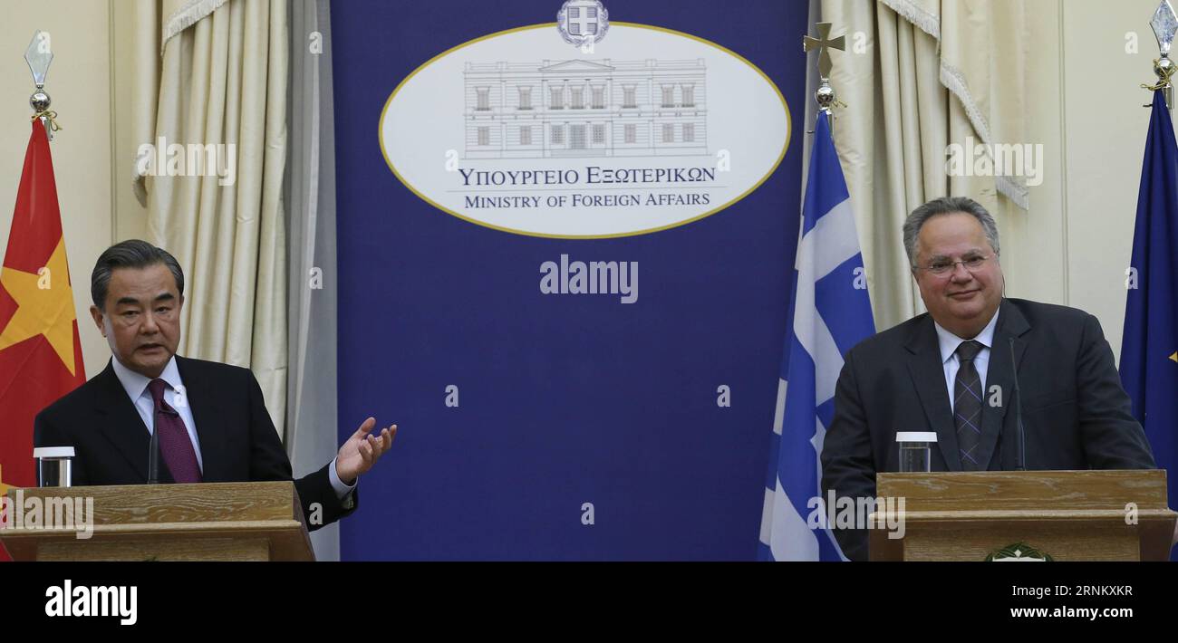 (170424) -- ATHÈNES, le 24 avril 2017 -- le ministre chinois des Affaires étrangères Wang Yi (à gauche) et son homologue grec Nikos Kotzias assistent à une conférence de presse à Athènes le 23 avril 2017. Wang Yi a exhorté dimanche toutes les parties à faire entendre leur voix pour la paix et la raison sur la question de la péninsule coréenne, réitérant la position constante et définitive de la Chine sur la dénucléarisation de la péninsule. (zy) GRÈCE-CHINE-FMS-CONFÉRENCE DE PRESSE MariosxLolos PUBLICATIONxNOTxINxCHN Athènes avril 24 2017 les ministres chinois des Affaires étrangères Wang Yi l et sa partie grecque Nikos Kotzias assistent à une conférence de presse à Athènes avril 23 2017 Wang Yi a exhorté dimanche tous Sid Banque D'Images