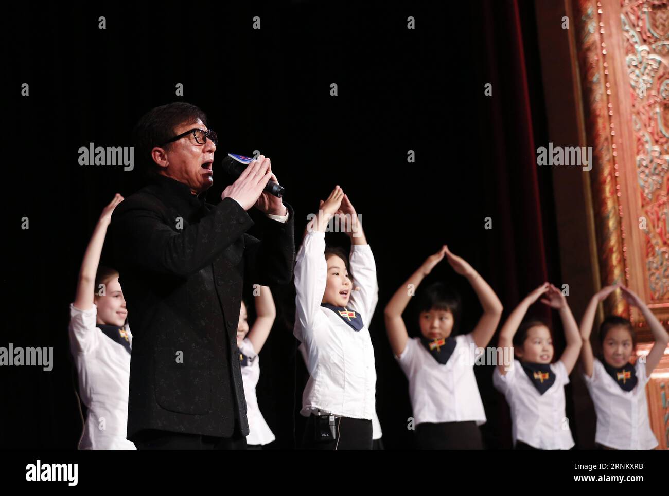 (170424) -- BUDAPEST, le 24 avril 2017 -- la star de cinéma Jackie Chan (Front) et des élèves de l'école primaire et secondaire bilingue hongrois-chinois assistent à la cérémonie d'ouverture du Festival du film chinois 2017 au Théâtre national du film Urania à Budapest, Hongrie, le 23 avril 2017. Le Festival du film chinois 2017 a commencé ici dimanche avec la présence de la star de cinéma de renommée mondiale Jackie Chan et de cinq films, dont l'un est la dernière production de Jackie Chan, Kung Fu Yoga . ) (zy) HONGRIE-BUDAPEST-CHINESE FILM FESTIVAL YexPingfan PUBLICATIONxNOTxINxCHN Budapest avril 24 2017 Movie Star Jacki Banque D'Images (170424) -- BUDAPEST, le 24 avril 2017 -- la star de cinéma Jackie Chan (Front) et des élèves de l'école primaire et secondaire bilingue hongrois-chinois assistent à la cérémonie d'ouverture du Festival du film chinois 2017 au Théâtre national du film Urania à Budapest, Hongrie, le 23 avril 2017. Le Festival du film chinois 2017 a commencé ici dimanche avec la présence de la star de cinéma de renommée mondiale Jackie Chan et de cinq films, dont l'un est la dernière production de Jackie Chan, Kung Fu Yoga . ) (zy) HONGRIE-BUDAPEST-CHINESE FILM FESTIVAL YexPingfan PUBLICATIONxNOTxINxCHN Budapest avril 24 2017 Movie Star Jacki Banque D'Images