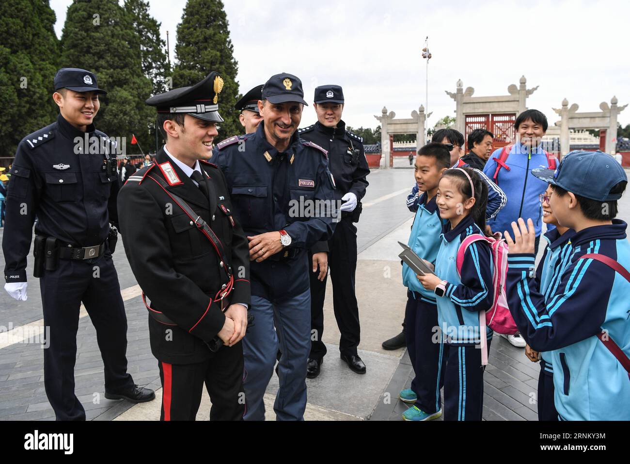 (170425) -- PÉKIN, le 25 avril 2017 -- des policiers chinois et italiens s'entretiennent avec des élèves au Temple du ciel à Pékin, capitale de la Chine, le 25 avril 2017. À partir d ' avril 24, quatre policiers italiens et leurs homologues chinois ont effectué une patrouille conjointe de 2 semaines dans certaines zones touristiques de Beijing et Shanghai. (Zhs) CHINE-ITALIE-POLICE-PATROUILLE CONJOINTE (CN) ShenxHong PUBLICATIONxNOTxINxCHN Beijing avril 25 2017 des policiers chinois et italiens parlent à des élèves AU Temple du ciel à Beijing capitale de la Chine avril 25 2017 étoile d'avril 24 quatre policiers italiens et leurs homologues chinois c Banque D'Images