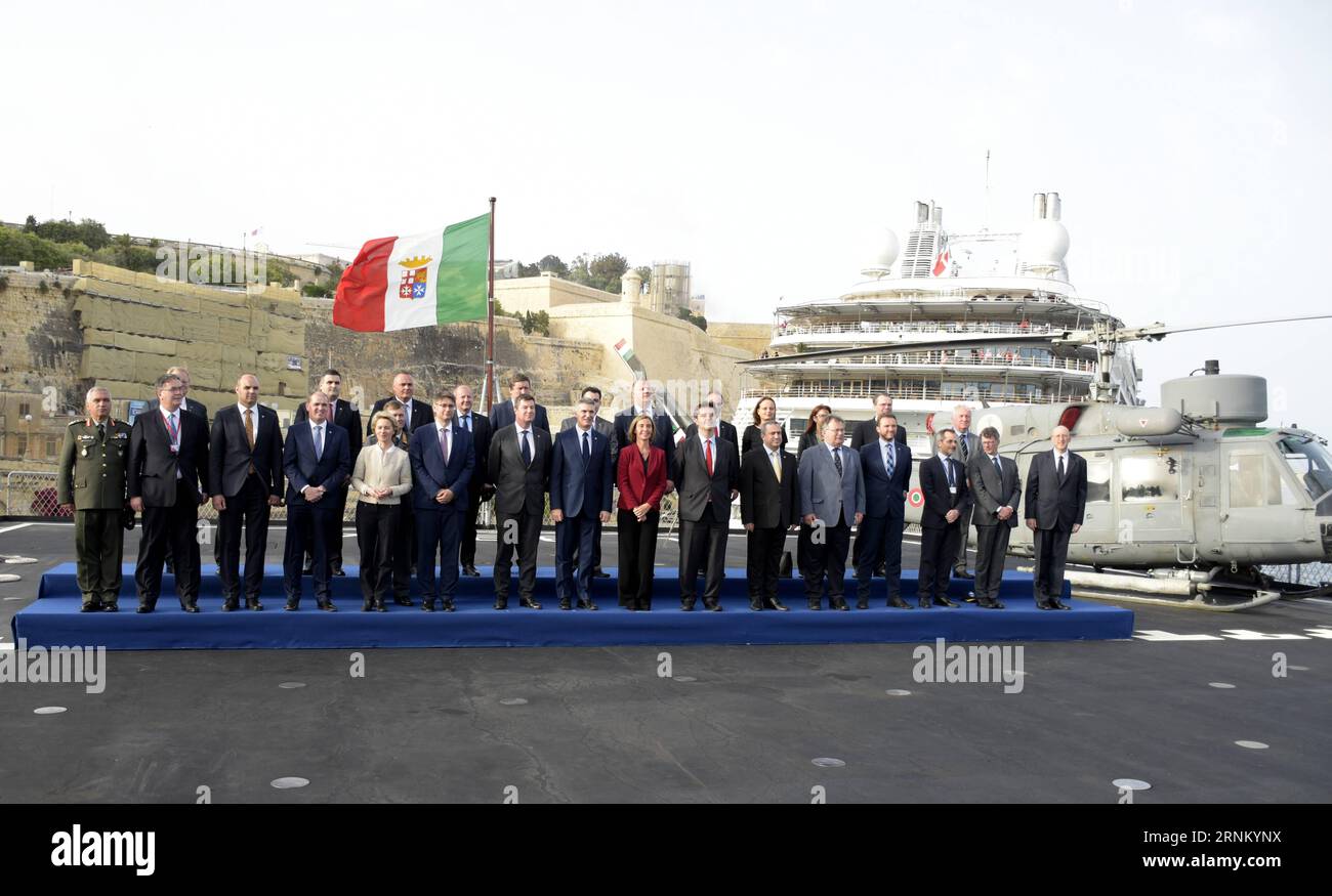 (170426) -- LA VALETTE, le 26 avril 2017 -- Federica Mogherini (8e R, Front), haute représentante de l'UE pour les affaires étrangères et la politique de sécurité, et les ministres de la Défense de l'UE posent pour une photo de groupe à bord du navire amphibie italien San Giusto à Malte, le 26 avril 2017. La sécurité des eaux libyennes est un élément essentiel du travail de l'Union européenne (UE), a déclaré mercredi Federica Mogherini, haute représentante de l'UE pour les affaires étrangères et la politique de sécurité. Elle s'exprimait à bord du navire amphibie italien San Giusto à Malte, qui participe à l'opération SOPHIA Tacking p Banque D'Images