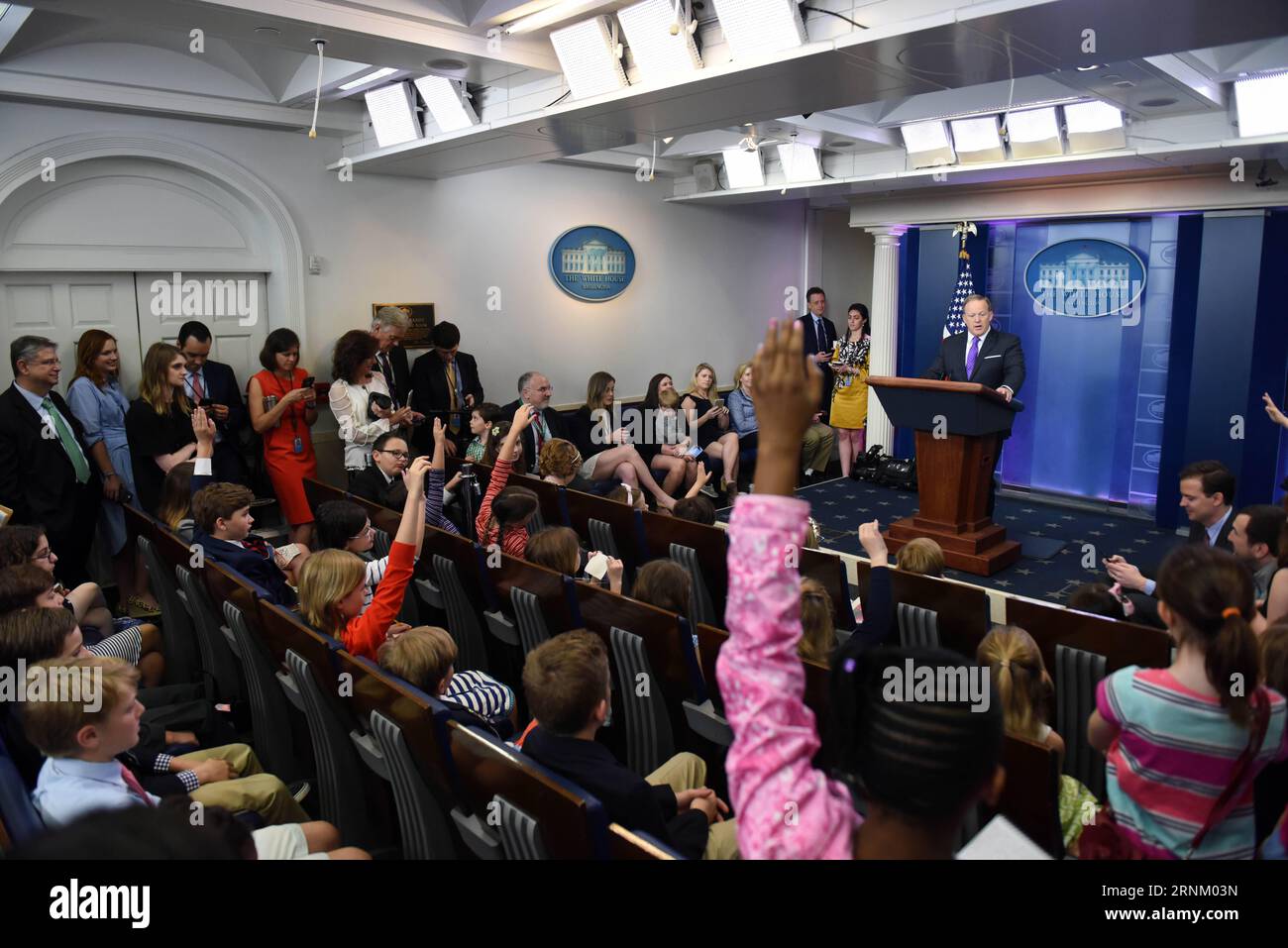 (170427) -- WASHINGTON, le 27 avril 2017 -- le porte-parole de la Maison Blanche, Sean Spicer, répond aux questions des enfants des employés et des journalistes de la Maison Blanche lors d'un simulacre d'information lors de la Journée de la prise de nos filles et de nos fils au travail à la Maison Blanche à Washington D.C., États-Unis, le 27 avril 2017.) États-Unis-WASHINGTON DC-WHITE HOUSE-TAKE OUR DAUGHTERS AND SONS TO WORK DAY YinxBogu PUBLICATIONxNOTxINxCHN Washington avril 27 2017 White House porte-parole Sean Spicer répond aux questions des enfants du personnel de la Maison Blanche et des Reporters LORS D'un Mock Briefing pendant Take Our Daughters and Sons to Work Day AT Banque D'Images