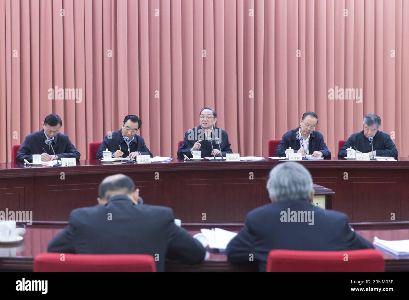 (170427) -- BEIJING, 27 avril 2017 -- Yu Zhengsheng (C, arrière), président du Comité national de la Conférence consultative politique du peuple chinois, préside une séance de consultation bimensuelle sur la révision de la loi nationale sur la prévention et le contrôle de la pollution de l eau à Beijing, capitale de la Chine, le 27 avril 2017.) (Zhs) CHINA-BEIJING-YU ZHENGSHENG-CPPCC-MEETING (CN) CuixXinyu PUBLICATIONxNOTxINxCHN Beijing avril 27 2017 Yu Zheng Sheng C Président arrière du Comité national des célébrités chinoises Président de la Conférence consultative politique S sur une consultation bi-hebdomadaire Banque D'Images