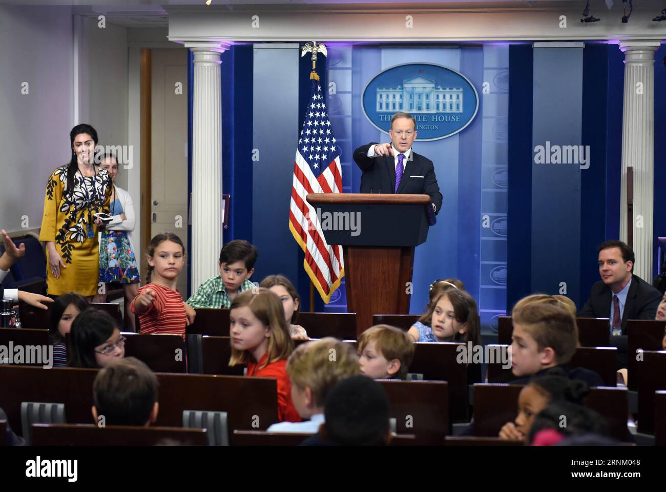 (170427) -- WASHINGTON, 27 avril 2017 -- le porte-parole de la Maison Blanche, Sean Spicer (C), répond aux questions des enfants des employés et des journalistes de la Maison Blanche lors d'un briefing simulé lors de la Journée Take Our Daughters and Sons to Work à la Maison Blanche à Washington D.C. (États-Unis), le 27 avril 2017. États-Unis-WASHINGTON DC-WHITE HOUSE-TAKE OUR DAUGHTERS AND SONS TO WORK DAY YinxBogu PUBLICATIONxNOTxINxCHN Washington avril 27 2017 White House porte-parole Sean Spicer C répond aux questions des enfants du personnel de la Maison Blanche et des Reporters LORS D'un Mock Briefing pendant Take Our Daughters and Sons to Work Banque D'Images