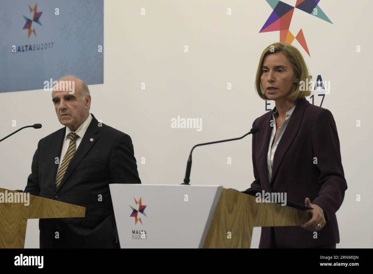 (170428) -- LA VALETTE, le 28 avril 2017 -- Federica Mogherini (droite), chef de la politique étrangère de l'UE, et George W. Vella, ministre maltais des Affaires étrangères, assistent à une conférence de presse à la suite de la réunion informelle des ministres des Affaires étrangères de l'UE à la Valette, capitale de Malte, le 28 avril 2017. Le processus d'adhésion de la Turquie à l'UE se poursuit, mais il n'y a actuellement aucun nouveau travail en cours pour ouvrir de nouveaux chapitres, a déclaré vendredi Federica Mogherini, chef de la politique étrangère de l'UE. ) MALTE-VALLETTA-UE-RÉUNION INFORMELLE-FMS MarkxZammitxCordina PUBLICATIONxNOTxINxCHN Valletta avril 28 2017 Chef de la politique étrangère de l'UE Federica Mogherini r et maltes Banque D'Images