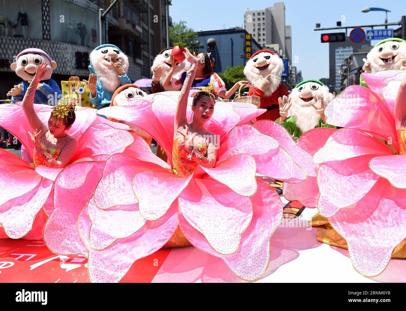 (170429) -- HANGZHOU, 29 avril 2017 -- des artistes en costumes de dessins animés participent à un défilé du 13e Festival international de dessin animé de Chine à Hangzhou, capitale de la province du Zhejiang de l est de la Chine, le 29 avril 2017.) (dhf) CHINA-ZHEJIANG-CARTOON AND ANIMATION FESTIVAL-PARADE (CN) HanxChuanhao PUBLICATIONxNOTxINxCHN Hangzhou avril 29 2017 artistes portant des costumes de dessin animé participent à un défilé du 13e Festival international de dessin animé et d'animation de Chine à Hangzhou capitale de la province de Zhejiang de l'est de la Chine avril 29 2017 DHF Chine Zhejiang Festival de dessin animé et d'animation Festival P Banque D'Images