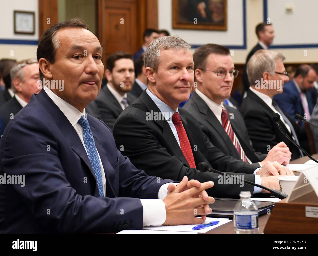 (170502) -- WASHINGTON, le 2 mai 2017 -- Oscar Munoz (1st L), PDG de United, témoigne devant le Comité des transports et de l'infrastructure de la Chambre sur les politiques de service à la clientèle à Capitol Hill à Washington D.C., aux États-Unis, le 2 mai 2017. Les principales compagnies aériennes américaines ont été grillées lors d'une audience animée sur Capitol Hill mardi, alors que les législateurs faisaient pression pour une meilleure protection et un meilleur service des clients de l'aviation après qu'un passager a été violemment traîné hors d'un vol United le mois dernier.) U.S.-WASHINGTON D.C.-UNITED AIRLINES-CEO-TÉMOIGNAGE DE YinxBogu PUBLICATIONxNOTxINxCHN Washington Mai 2 2017 United CEO OS Banque D'Images