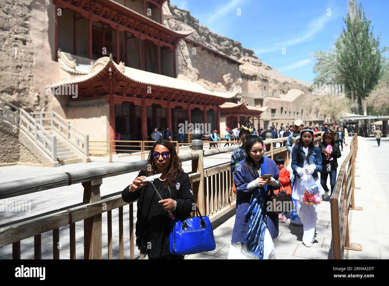 (170504) -- DUNHUANG, le 4 mai 2017 -- les gens visitent les grottes de Mogao, qui abritent une énorme collection d'œuvres d'art bouddhistes, à Dunhuang, dans la province du Gansu du nord-ouest de la Chine, le 3 mai 2017. Les bouddhistes ont adoré aux grottes de Mogao pour marquer l'anniversaire de Bouddha Sakyamuni, le fondateur du bouddhisme, qui tombe le 3 mai de cette année, selon le calendrier lunaire traditionnel chinois. (wf) CHINA-GANSU-DUNHUANG-BUDDHISM (CN) ChenxBin PUBLICATIONxNOTxINxCHN Dunhuang Mai 4 2017 célébrités visitent les grottes de Mogao Accueil d'une énorme collection d'œuvres d'art bouddhistes à Dunhuang Nord-Ouest de la Chine S Gansu province Mai 3 2 Banque D'Images