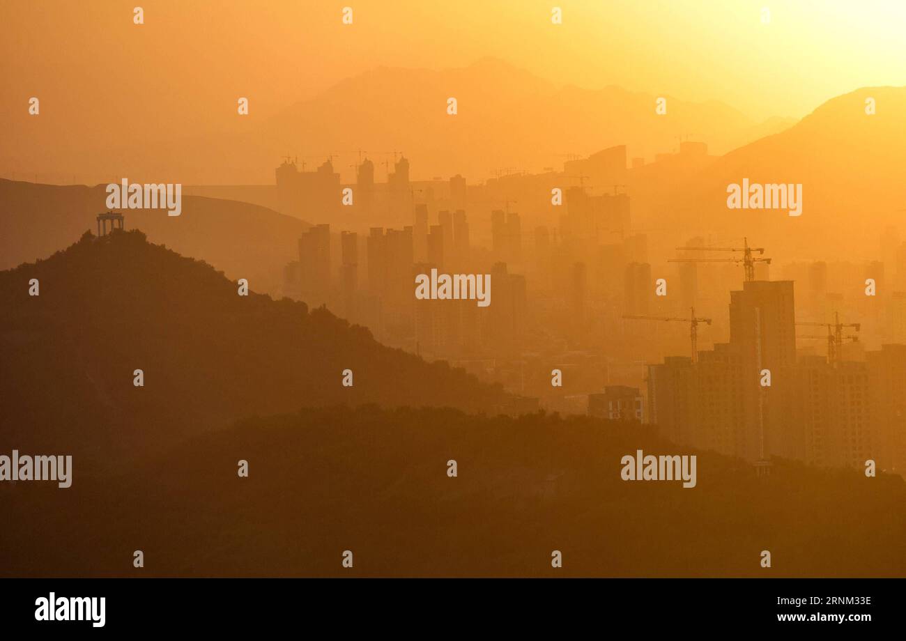 (170505) -- URUMQI, 5 mai 2017 -- une photo prise le 18 septembre 2016 montre des paysages ensoleillés à Urumqi, capitale de la région autonome ouïgoure du Xinjiang du nord-ouest de la Chine. )(mcg) CHINA-URUMQI-SCENERY (CN) JiangxWenyao PUBLICATIONxNOTxINxCHN Urumqi Mai 5 2017 photo prise LE 18 2016 septembre montre des paysages de lueur de soleil à Urumqi capitale du nord-ouest de la Chine S Xinjiang Uygur région autonome mcg Chine Urumqi Scenery CN JiangxWenyao PUBLICATIONxNOTxINxINxCHN Banque D'Images