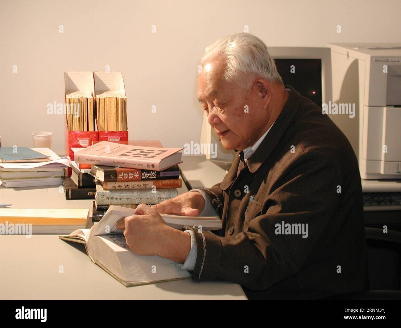 (170507) -- PÉKIN, 7 mai 2017 () -- la photo montre le célèbre mathématicien chinois Wu Wenjun lisant dans son bureau. Wu meurt le 7 mai 2017 à l'âge de 98 ans à Pékin. Il a remporté le prix chinois de la science et de la technologie en 2000. ()(MCG) CHINA-BEIJING-MATHEMATICIAN-WU WENJUN-DEATH (CN) Xinhua PUBLICATIONxNOTxINxCHN Beijing Mai 7 2017 fichier photo montre le célèbre mathématicien chinois Wu Wenjun lisant À son bureau Wu est décédé LE 7 2017 mai À l'âge de 98 ans à Beijing il ce que le gagnant du prix de la Science et technologie de la Chine S Top en 2000 mcg Chine Pékin mathématicien Wu Wenjun mort Banque D'Images