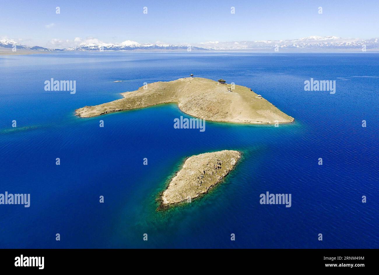 (170508) -- BOLE, 8 mai 2017 -- une photo prise le 8 mai 2017 montre le lac Sayram dans la région autonome ouïgoure du Xinjiang, au nord-ouest de la Chine. Le lac Sayram est un très beau lac entouré de prairies et les montagnes Tianshan dans le Xinjiang.) (Wyo) CHINA-XINJIANG-SAYRAM LAKE-SCENERY (CN) ZhaoxGe PUBLICATIONxNOTxINxCHN Bole Mai 8 2017 photo prise LE 8 2017 mai montre le lac Sayram dans le nord-ouest de la Chine S Xinjiang région autonome Uygur le lac Sayram EST un très beau lac entouré par les prairies et les montagnes Tian Shan Shan Shan dans Xinjiang wyo Chine Xinjiang paysage de lac CN ZhaoxGe pu Banque D'Images