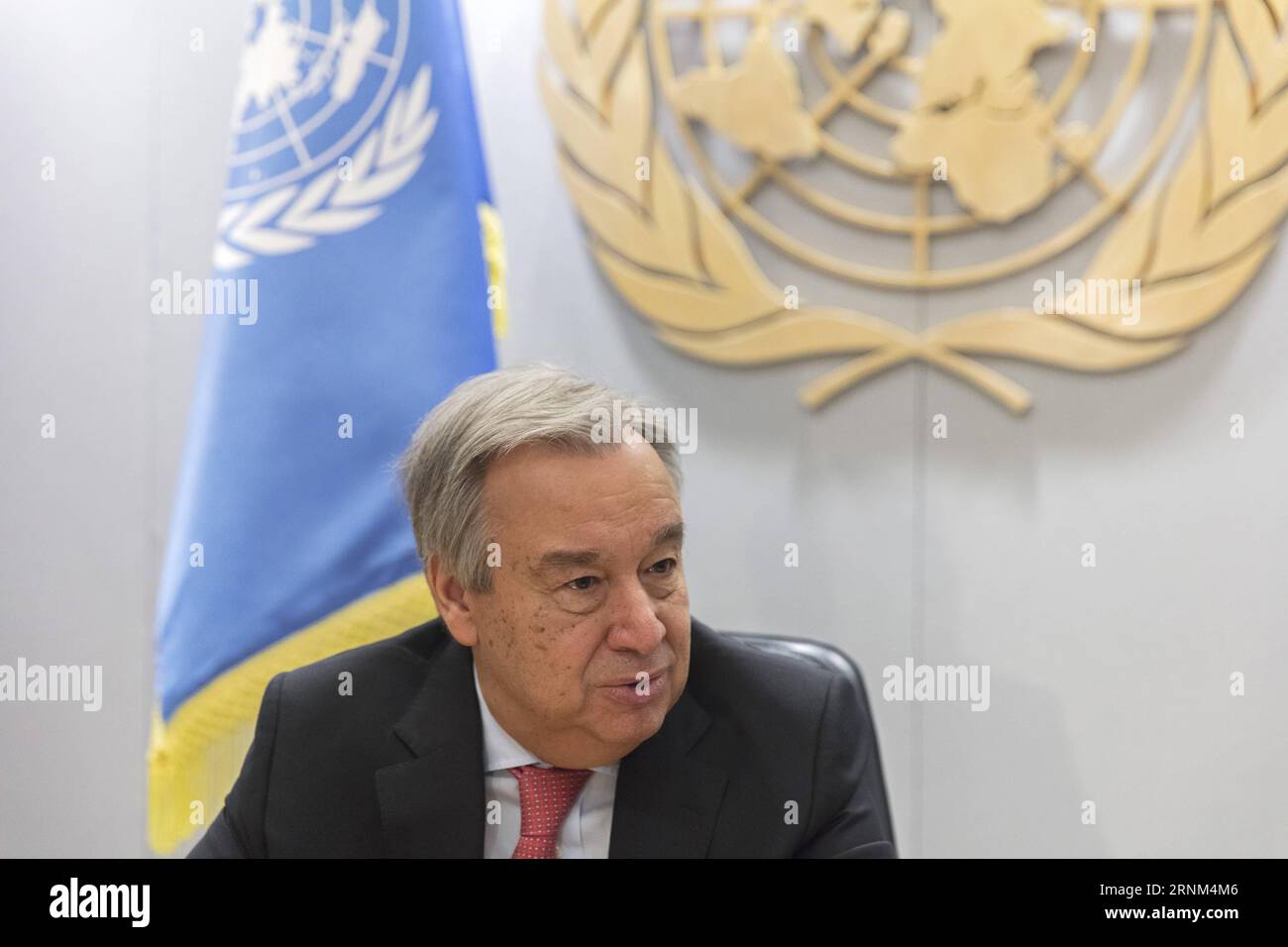 (170509) -- NATIONS UNIES, 9 mai 2017 -- le secrétaire général des Nations Unies Antonio Guterres s'exprime lors d'une entrevue avec des médias chinois basés aux Nations Unies au siège de l'ONU à New York, le 8 mai 2017. M. Guterres a salué lundi l Initiative de la ceinture et de la route de la Chine, affirmant que la Chine joue un rôle très central à travers elle dans l unification du monde pour relever les défis mondiaux actuels de développement. (Zjy) SECRÉTAIRE GÉNÉRAL des Nations Unies-GUTERRES-INTERVIEW LixMuzi PUBLICATIONxNOTxINxCHN Nations Unies Mai 9 2017 le Secrétaire général des Nations Unies Antonio Guterres s'exprime lors d'une interview avec Chin basé à l'ONU Banque D'Images