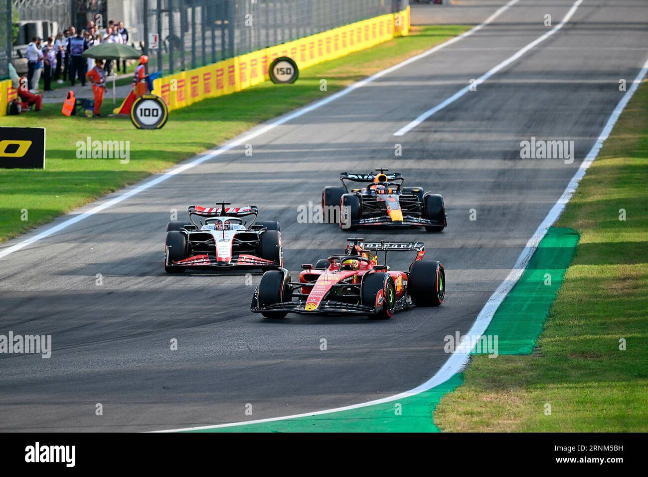 Monza, Italien. 01 septembre 2023. 1 septembre 2023, Autodromo Nazionale di Monza, Monza, FORMULE 1 PIRELLI GRAN PREMIO d'ITALIA 2023, dans la photo Charles Leclerc (MCO), Scuderia Ferrari, Kevin Magnussen (DNK), Moneygram Haas F1 Team, Max Verstappen (NLD), Oracle Red Bull Racing Credit : dpa/Alamy Live News Banque D'Images