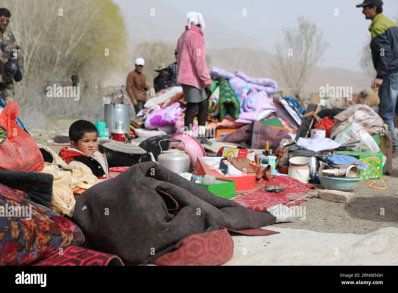 (170511) -- TAXKORGAN, le 11 mai 2017 -- les villageois touchés attendent d être transférés au village de Kuzigun dans le comté de Taxkorgan, dans la région autonome ouïgoure du Xinjiang, au nord-ouest de la Chine, le 11 mai 2017. Huit personnes ont été confirmées mortes et 23 autres ont été blessées après un tremblement de terre de magnitude 5,5 qui a secoué le comté de Taxkorgan jeudi à 5:58 heures (mercredi à 2158 heures GMT). Jusqu'à présent, le séisme a causé la mort de plus de 12 000 personnes. Au total, 9 200 personnes ont été réinstallées dans des lieux sûrs. ) (Yxb) CHINE-XINJIANG-TREMBLEMENT DE TERRE(CN) LixJing PUBLICATIONxNOTxINxCHN 170511 Taxkorgan Mai 11 2017 affecté Villager Banque D'Images