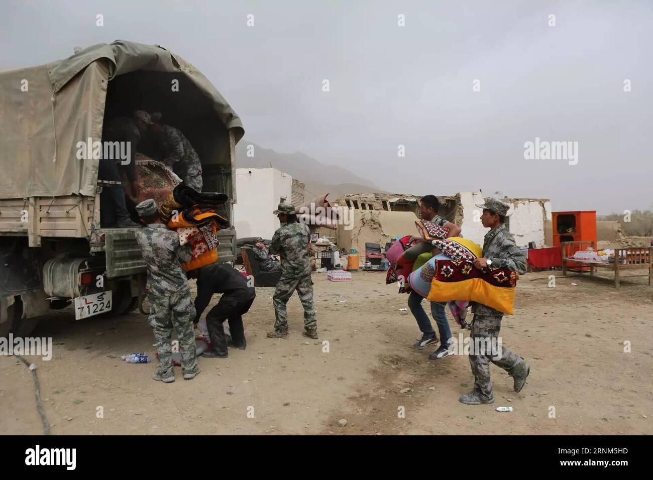 (170511) -- TAXKORGAN, le 11 mai 2017 -- les villageois touchés attendent d être transférés au village de Kuzigun dans le comté de Taxkorgan, dans la région autonome ouïgoure du Xinjiang, au nord-ouest de la Chine, le 11 mai 2017. Huit personnes ont été confirmées mortes et 23 autres ont été blessées après un tremblement de terre de magnitude 5,5 qui a secoué le comté de Taxkorgan jeudi à 5:58 heures (mercredi à 2158 heures GMT). Jusqu'à présent, le séisme a causé la mort de plus de 12 000 personnes. Au total, 9 200 personnes ont été réinstallées dans des lieux sûrs. ) (Yxb) CHINE-XINJIANG-TREMBLEMENT DE TERRE(CN) LixJing PUBLICATIONxNOTxINxCHN 170511 Taxkorgan Mai 11 2017 affecté Villager Banque D'Images