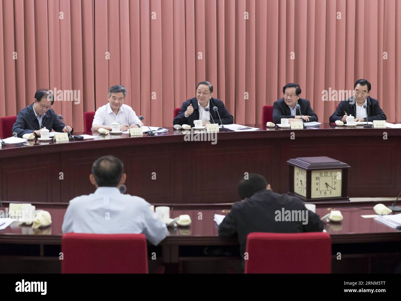 (170511) -- BEIJING, 11 mai 2017 -- Yu Zhengsheng (C, arrière), président du Comité national de la Conférence consultative politique du peuple chinois, préside une séance de consultation bimensuelle sur la façon de mieux gérer les déchets du pays à Beijing, capitale de la Chine, le 11 mai 2017.) (Wyo) CHINA-BEIJING-YU ZHENGSHENG-CPPCC-MEETING (CN) DingxHaitao PUBLICATIONxNOTxINxCHN 170511 Pékin 11 2017 Mai Yu Zheng Sheng C Président arrière du Comité national des célébrités chinoises Conférence consultative politique S Président d'une session de consultation bimensuelle sur la façon de mieux gérer T Banque D'Images