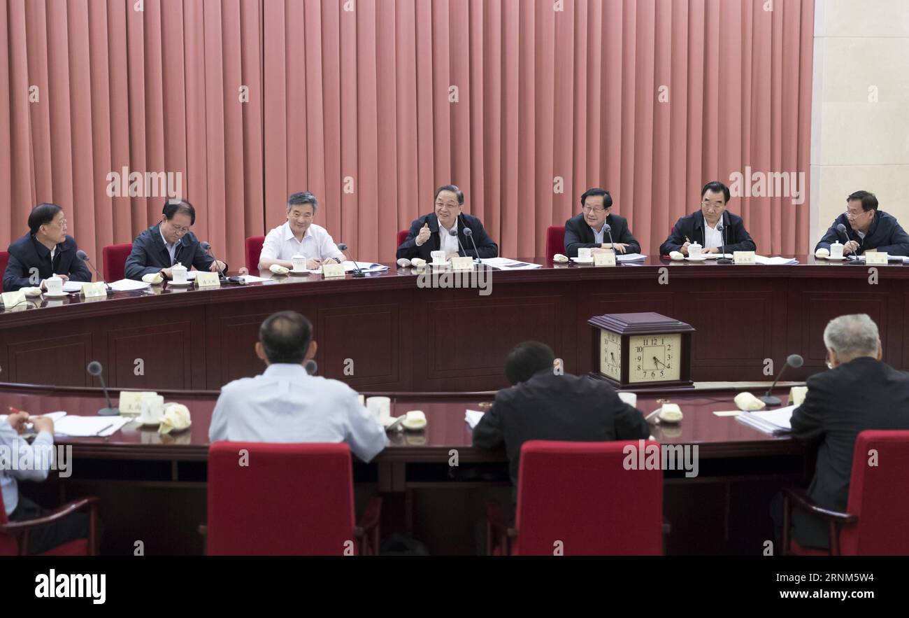 (170511) -- BEIJING, 11 mai 2017 -- Yu Zhengsheng (C, arrière), président du Comité national de la Conférence consultative politique du peuple chinois, préside une séance de consultation bimensuelle sur la façon de mieux gérer les déchets du pays à Beijing, capitale de la Chine, le 11 mai 2017.) (Wyo) CHINA-BEIJING-YU ZHENGSHENG-CPPCC-MEETING (CN) DingxHaitao PUBLICATIONxNOTxINxCHN 170511 Pékin 11 2017 Mai Yu Zheng Sheng C Président arrière du Comité national des célébrités chinoises Conférence consultative politique S Président d'une session de consultation bimensuelle sur la façon de mieux gérer T Banque D'Images