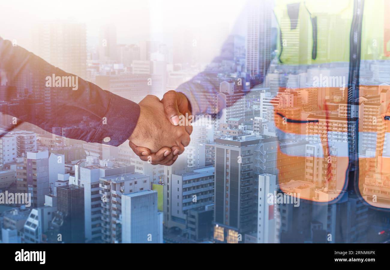 Constructeur de poignée de main d'entreprise d'ingénieur de construction avec l'investisseur pour le succès de l'affaire de projet et le fond moderne de la ville, le travail d'équipe d'architecte coopèrent Banque D'Images